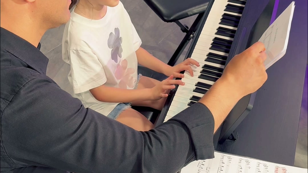 Piyano dersinden kare 1 - Yıldız Müzik Akademi